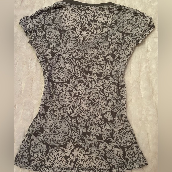 Incredibly thin, almost sheer pale and dark gray top. - Picture 6 of 7